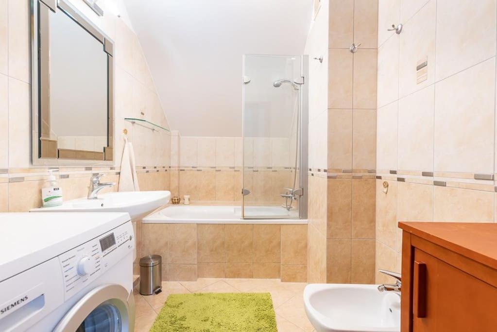 Apartment In The Heart Of Gdansk Bagian luar foto